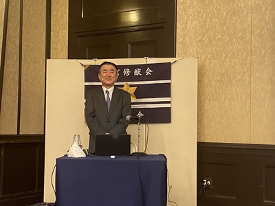 ②講師立ち姿館旗.JPG
