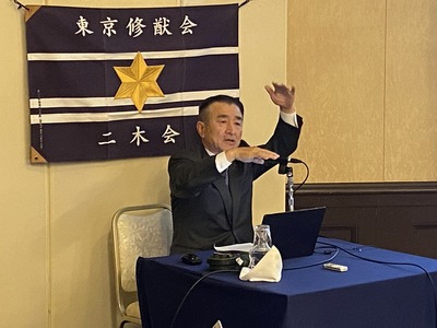 ⑤講演者手振り.JPEG