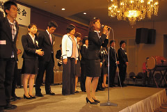 平成21年卒の挨拶する緒方さん（写真中央）