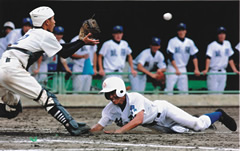 筑陽学園戦、上田選手が必死のブロックで本塁死守。（西日本新聞社提供）